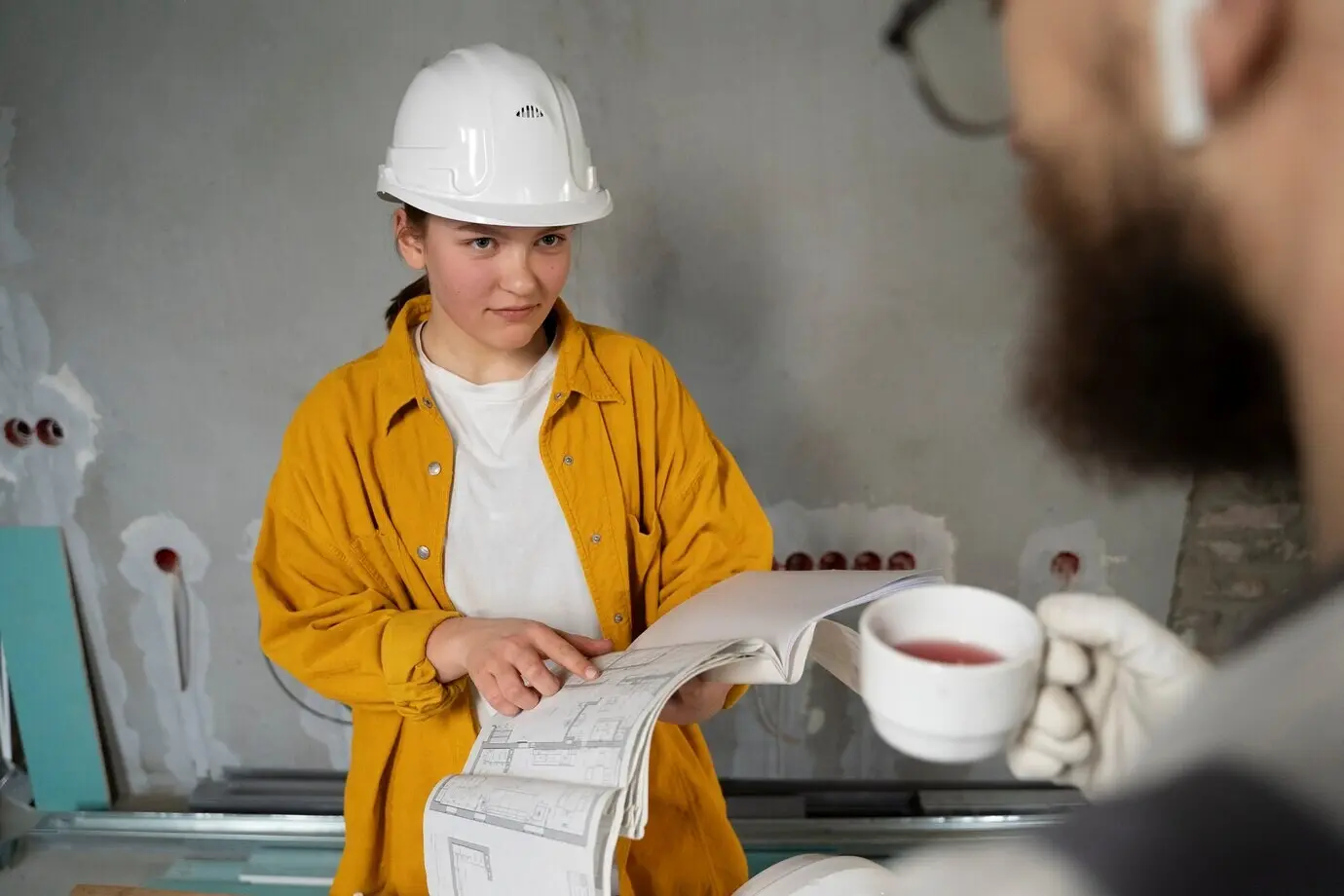 Ein Fliesenleger arbeitet an der Renovierung eines Apartments.